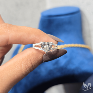 แหวนเพชรแล็บ 2 กะรัต ทรงหัวใจ ประดับเพชรแบบสปลิตเพฟ ดีไซน์สองขา ทองคำขาว 10K รับรองโดย IGI แหวนขอแต่งงาน - Product Image 5