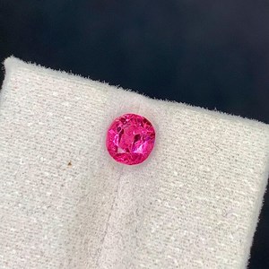 Spinelle ovale rose vif naturelle d'Inde, qualité excellente et rare, certifiée par un tiers, idéale pour la création de bijoux fins - Product Image 1
