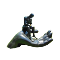 Sculpture d'homme en résine de fibre/statue de jardin en fibre de verre/statue d'homme en fibre assis sur la main sculpture en fibre écologique art de l'homme en fibre