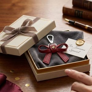 Accesorio de lujo personalizado con lazo rojo y anillo metálico brillante para promoción de joyería, llavero de cuero PU con lazo y dijes. - Product Image 3