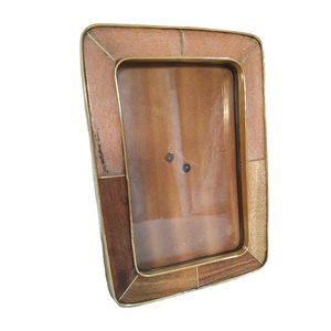 Cadre photo en bois artisanal avec bordure en laiton – Cadre photo de table en mosaïque de luxe pour la décoration de la maison et du bureau. - Product Image 1