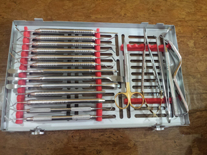 Juego de Instrumentos Quirúrgicos Dentales de 18 Piezas, Kit Periodontal con Tijeras, Portaagujas, Retractor, Mango Antideslizante, Plateado, Certificado CE - Product Image 3
