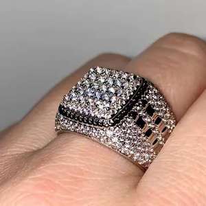 แหวนฮิปฮอปสำหรับทุกเพศ ประดับเพชรโมอิสซาไนต์เคลือบโรเดียมคุณภาพพรีเมียม ระยิบระยับ เหมาะสำหรับแฟชั่นประจำวันและโอกาสพิเศษ จากอินเดีย - Product Image 1