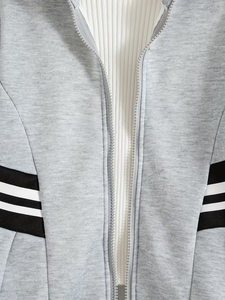 <b>Boys'</b> Casual Sport Two-Piece Set Suitable for Spring & Autumn Featuring a Stand-<b>up</b> Collar Jacket &Cuffed Pants with Contrasting - Product Image 3