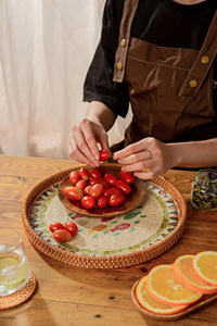 Bandeja Redonda de Ratán con Incrustaciones de Madreperla |   Bandeja de Mosaico Tejida a Mano |   Bandeja Decorativa de Mimbre Lacado para Alimentos - Product Image 6