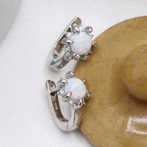 Vente en gros de bijoux en argent sterling 925 massif avec pendentif halo étoilé en opale naturelle ronde et CZ, ensemble de boucles d'oreilles, Memoria Jewels - Product Image 3