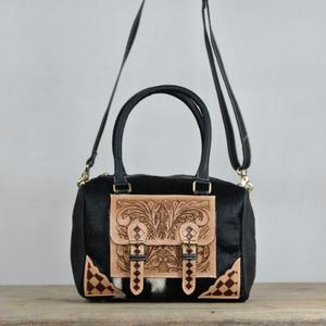 Bolso de Lujo de Cuero Estilo Speedy con Panel Floral Grabado, Asa Superior y Cierre de Cremallera, Duradero y de Estilo Casual - Product Image 1