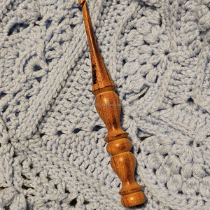 Aguja de ganchillo con mango suave artesanal de primera calidad para manualidades de ganchillo disponible en varios tamaños por FWE - Product Image 1
