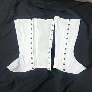 Estos son un par de polainas blancas y negras con cierres de botones plateados. Polainas de lona blancas hasta la rodilla. - Product Image 6