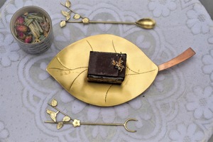 Assiette en feuille d'or de qualité supérieure pour servir des desserts, vaisselle élégante pour une présentation raffinée et pour le service des invités, provenant d'Inde. - Product Image 2
