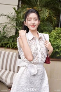 กระโปรงมินิทรงเอผ้าลูกไม้ลายดอกสีขาวสำหรับผู้หญิง โพลีเอสเตอร์ 100% พร้อมโบว์ตกแต่ง เอวสูง รุ่น GINNY - Product Image 4