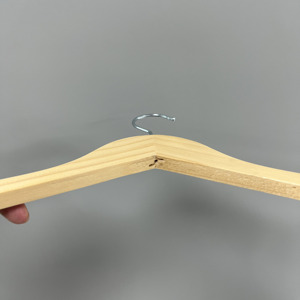 Venta al por mayor de perchas de madera con logotipo personalizado Suministro a granel de perchas de madera de alta calidad MOQ bajo Hecho en Vietnam - Product Image 6