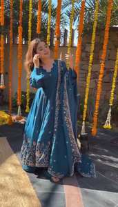 Lancement de la nouvelle collection de robes de soirée de créateur en soie crêpe naturelle avec travail de sequins, ensemble robe-dupatta et pantalon. - Product Image 2