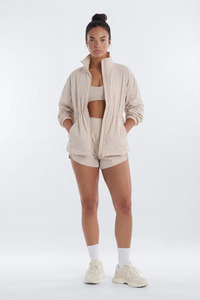 Ensemble de survêtement décontracté 2 pièces pour femme : coupe-vent léger, sweat à capuche froissé et short, taille élastique - Product Image 5