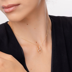 Collier pendentif lettre H en or jaune et diamants, serti en bagues, taille brillant rond, chaîne maille forçat minimaliste, unisexe, pour usage quotidien - Product Image 3