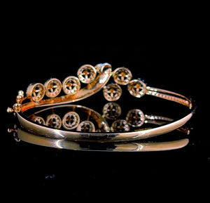 Bracelet jonc en argent sterling avec pierres rondes en grappe halo, accessoire de joaillerie fine de luxe - Product Image 2