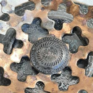 Magnifique bonbonnière en laiton ajouré, vase perforé avec poignées à motifs floraux, fabriqué par ARTISTIQUE - Product Image 5