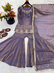 Robe Anarkali traditionnelle indienne et pakistanaise pour femmes, longue jusqu'au sol, brodée, avec bordure dorée, tenue de mariage - Product Image 5
