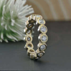 แหวนแต่งงานทันสมัยประดับเพชรโมอิสซาไนต์ทรงบริลเลียนต์คัท น้ำหนัก 1.40 กะรัต ตัวเรือนทองคำแท้ 14K ทรงเต็มวง พร้อมแหวนคู่เป็นของขวัญ - Product Image 4