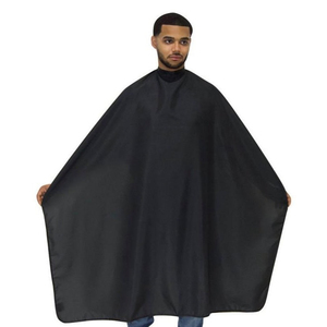 Capes de barbier personnalisées avec nylon imperméable et boucles réglables, offrant une couverture sécurisée lors des coupes de cheveux professionnelles - Product Image 1