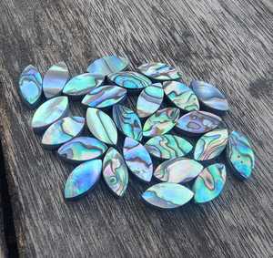 Cabochon marquise en coquille d'ormeau naturelle |   Pierre précieuse nacrée irisée pour la fabrication de bijoux en gros - Product Image 2