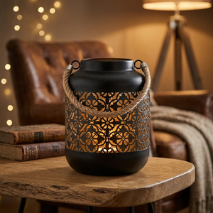 Lanterne décorative en fer avec motif floral ajouré et poignée en corde de jute pour un éclairage d'ambiance chaleureux, décoration intérieure et extérieure élégante - Product Image 1