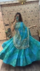 Conjunto Tradicional Indio-Pakistaní de Lehenga Choli para Mujer, Estampado, en Faux Georgette, Verde con Bordado Dorado, Largo hasta el Suelo, para Bodas - Product Image 3