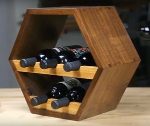 Elegante soporte de exhibición de vino de mesa, accesorio de comedor con estilo, soporte artesanal de bambú, decoración geométrica de madera. - Product Image 1