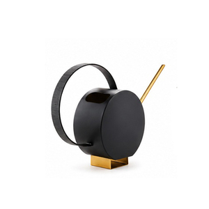 Arrosoir moderne en métal noir avec bec et poignée dorés, outil de jardinage - Product Image 1
