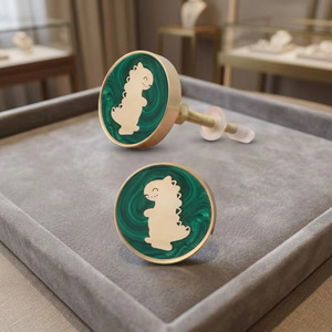 Poignée de meuble en laiton et résine, motif dinosaure bébé en marbre vert, design contemporain, écologique, réglable et durable pour tiroirs et armoires - Product Image 1