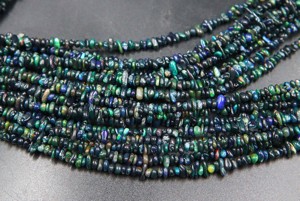 Perles de pierres précieuses d'opale éthiopienne noire naturelle multi-étincelles, copeaux d'opale noire lisses, forme non taillée, environ. 5x2 MM à 4 MM, longueur de 16 pouces - Product Image 3