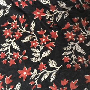 Tissu en coton imprimé à la main avec un motif floral rouge sur fond noir - Product Image 1