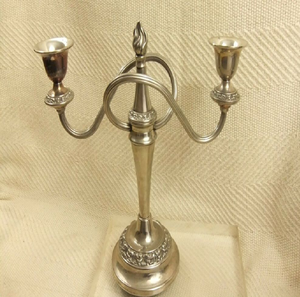 Candélabre de luxe en laiton à trois lumières avec accents en marbre et bras ovales uniques, disponible à prix de gros. - Product Image 2