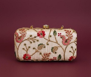 Pochette de soirée structurée indienne faite à la main en ivoire et or, brodée de fleurs, avec fermoir en métal en forme d'oiseau, pour mariage - Product Image 4