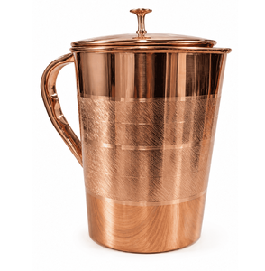 Carafe en cuivre rayée, polie et lisse, aux lignes minimalistes et à la texture fine. Disponible au prix de gros - Product Image 1