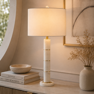 Lampe de table en marbre de luxe avec un design de colonne segmentée élégante, un abat-jour en forme de tambour et une sophistication intérieure moderne - Product Image 1