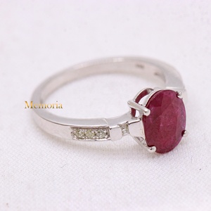 Bague solitaire en or blanc 14 carats avec rubis naturel ovale et accent de diamants sertis à griffes, collection Memoria Jewels, vente en gros - Product Image 3