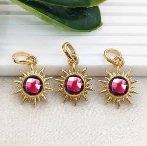 Juego de Dijes de Cuarzo Rubí con Baño de Oro y Diseño de Rayos de Sol - Dijes Redondos de Piedras Preciosas de 6mm Hechos a Mano - Product Image 1