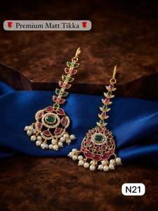 Maang Tikka Premium en Oro Mate con Perlas Kundan, Joyería para la Frente de Novia, Accesorio Tradicional Indio para el Cabello de Mujer - Product Image 4