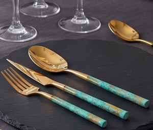 Ensemble de couverts Glam Gold avec manches turquoise, passe au lave-vaisselle, parfait pour les mariages et les dîners. - Product Image 1