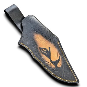 Funda de Cuero Premium Hecha a Mano con Diseño de Cara de León, Funda Vertical para Cuchillo de Cuero Genuino de Vaca Negra con Diseño Animal Grabado y Presilla para Cinturón - Product Image 1