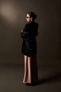 Nuevo Blazer Negro de Lana Tejida Transpirable con Cuello en V y Botón Único para Mujer, Bordado a Mano, Manga Larga, ODM OEM - Product Image 2