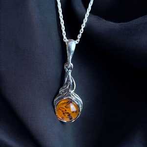 Colgante de Ámbar Báltico Natural Vintage en Forma de Lágrima, Delicado Collar de Plata con Gema Auténtica, Regalo de Joyería para Mujer - Product Image 1