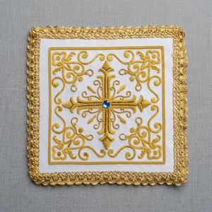 Voile de châle d'église brodé à la main en fils d'or |   Pochette liturgique en soie blanche avec croix et pierre bleue pour la messe et les services d'autel - Product Image 1