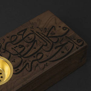 เตาเผากำยานไม้สี่เหลี่ยมทรงหรูหรา ทำจากไม้ชีแชม พร้อมลวดลายอักษรอาหรับสลัก และขอบโลหะสีทอง - Product Image 5