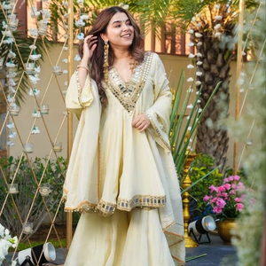 Ensemble Kurti Plazzo avec Dupatta pour femmes, orné de broderies Chinon, par Designer - Product Image 1