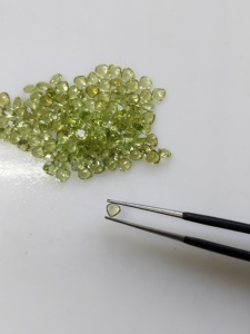 Peridoto natural de 3 mm en forma de corazón, piedra preciosa suelta de la mejor calidad para la fabricación de joyas - Product Image 2