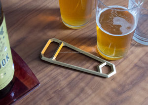 Abrebotellas moderno con mango de madera y abridor chapado en oro Accesorio de barman de calidad premium Diseño elegante y duradero - Product Image 2