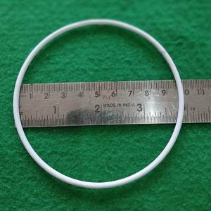 Grand attrape-rêves rond en plumes, fabriqué avec un anneau circulaire en fer, parfait pour la décoration bohème de la maison et comme anneau de base pour abat-jour. - Product Image 1