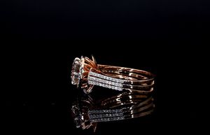 Bague royale en diamant rond brillant avec bande étincelante pour les occasions de fiançailles, de mariage et de joaillerie fine de luxe - Product Image 3